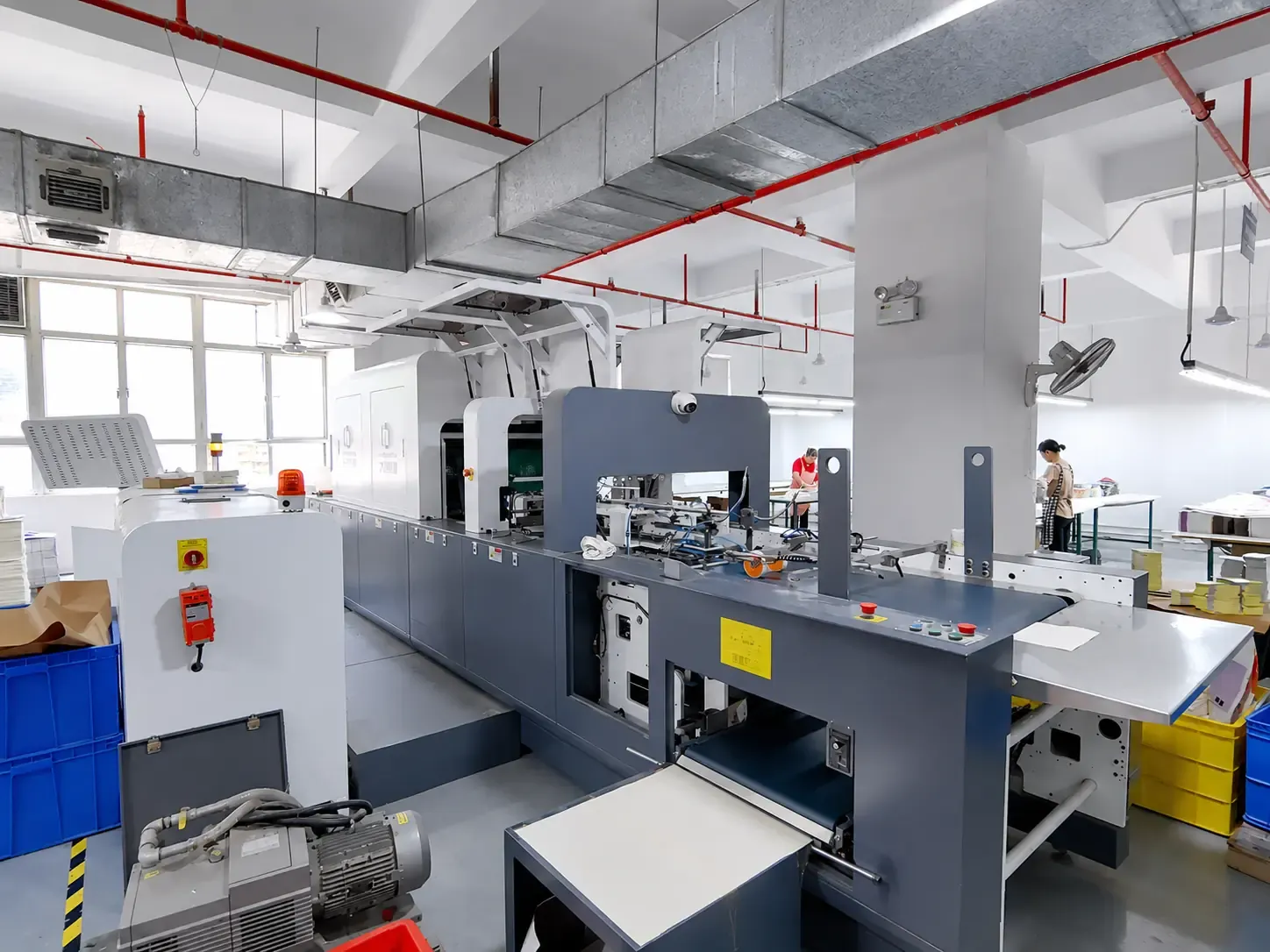 Gluing folding and assembly for custom paper packaging